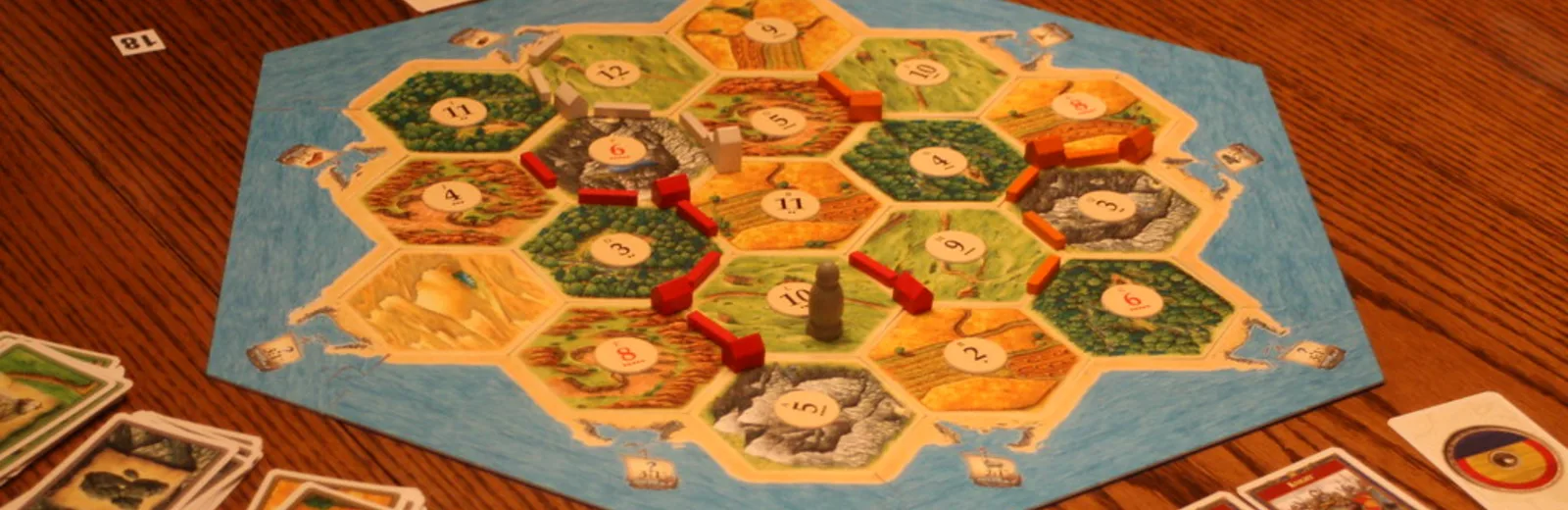 Bordspel met hexagontegels op een houten speeltafel