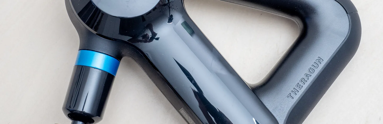 Close-up van een Theragun massage gun